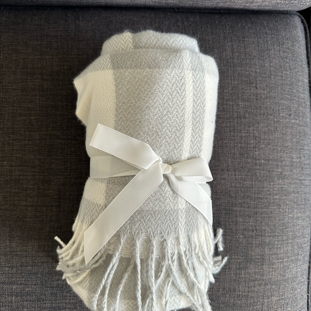 NWT LOFT white and light grey throw blanket - OS - perfect gift!! - Picture 3 of 4